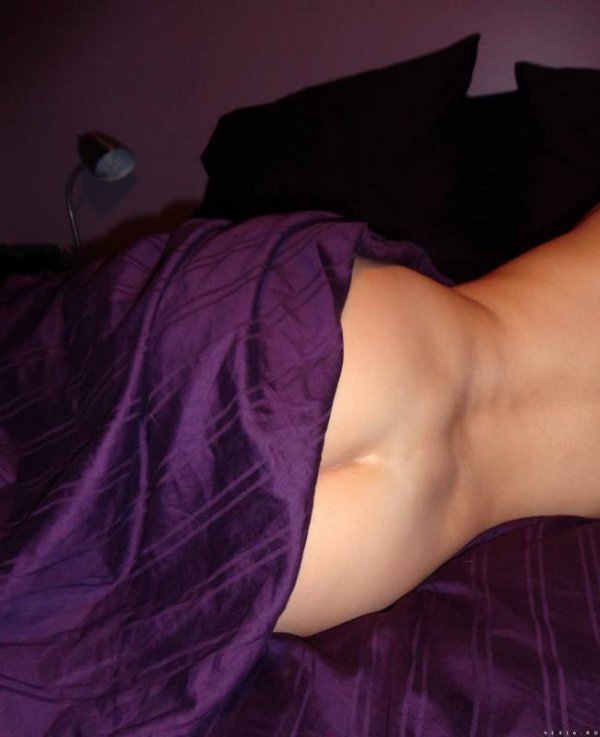 Эротика на кровати от красивой девушки частный фотосет