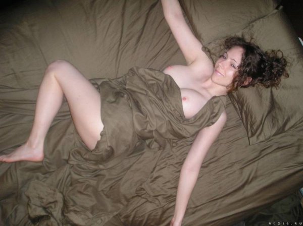 Симпатичная белоснежка лежит в постели частные фото